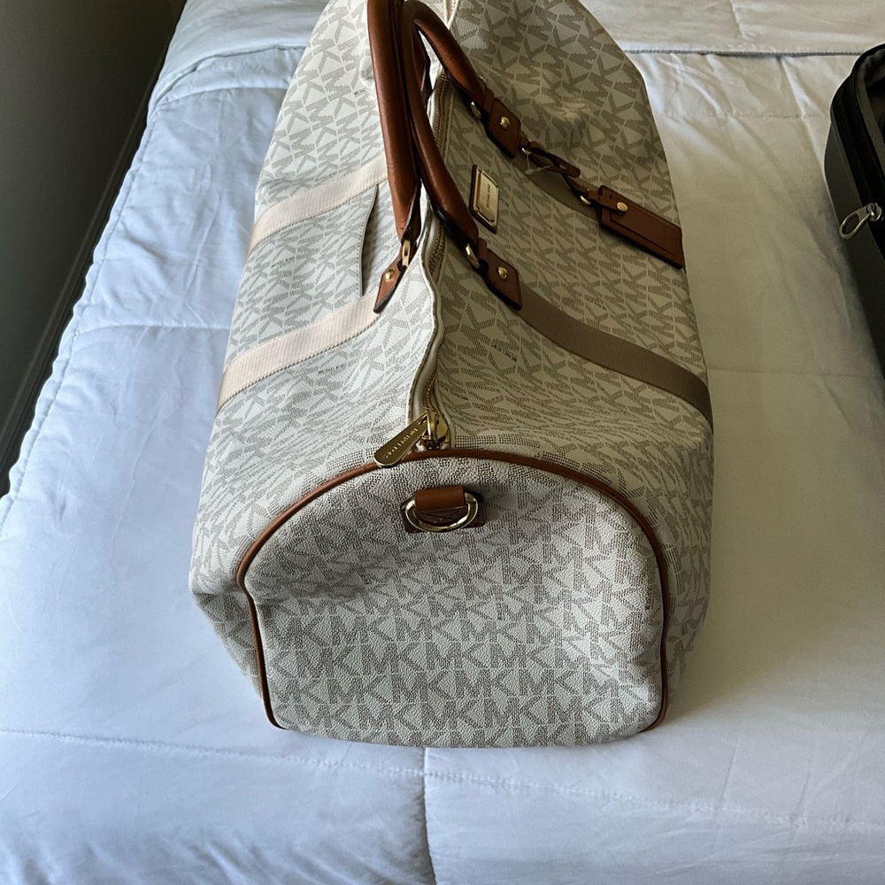 Michael Kors’s white duffel bag - Picture 7 of 7